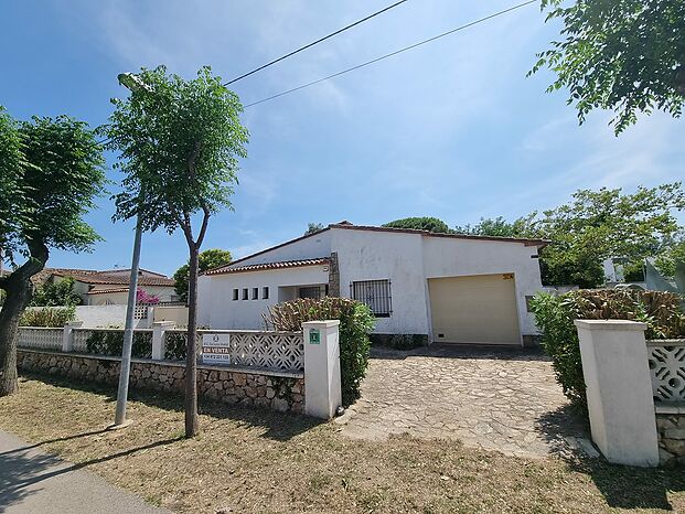 Excelente oportunidad, casa para reformar en zona prime de Empuriabrava