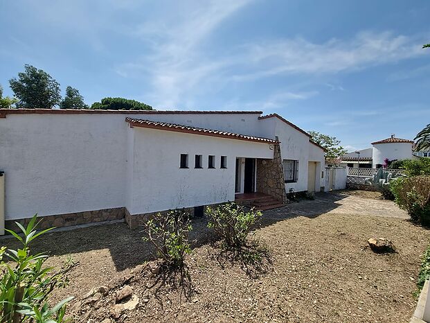 Excelente oportunidad, casa para reformar en zona prime de Empuriabrava