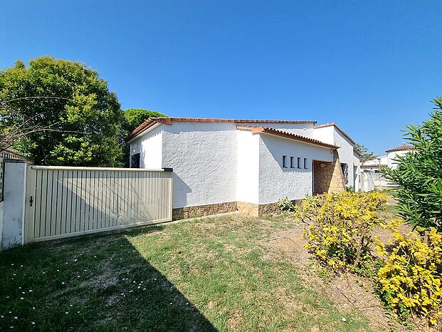 Excelente oportunidad, casa para reformar en zona prime de Empuriabrava