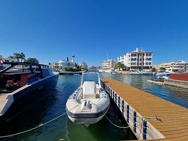 Fantástica y exclusiva villa con piscina y amarre en primera línea de mar