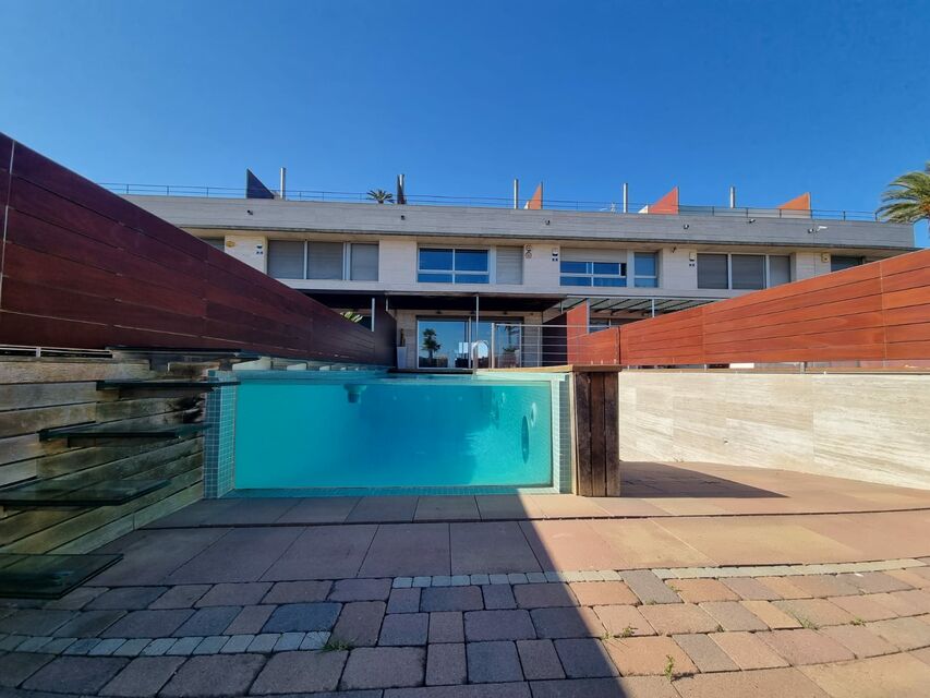 Fantastique villa exclusive avec piscine et amarrage en première ligne de mer