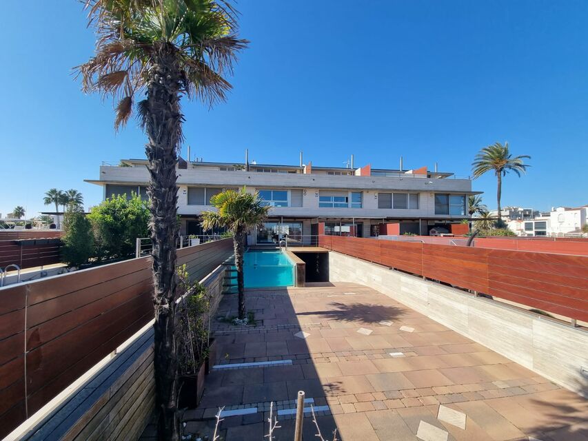 Fantastic and exclusive villa with pool and mooring on the seafront
