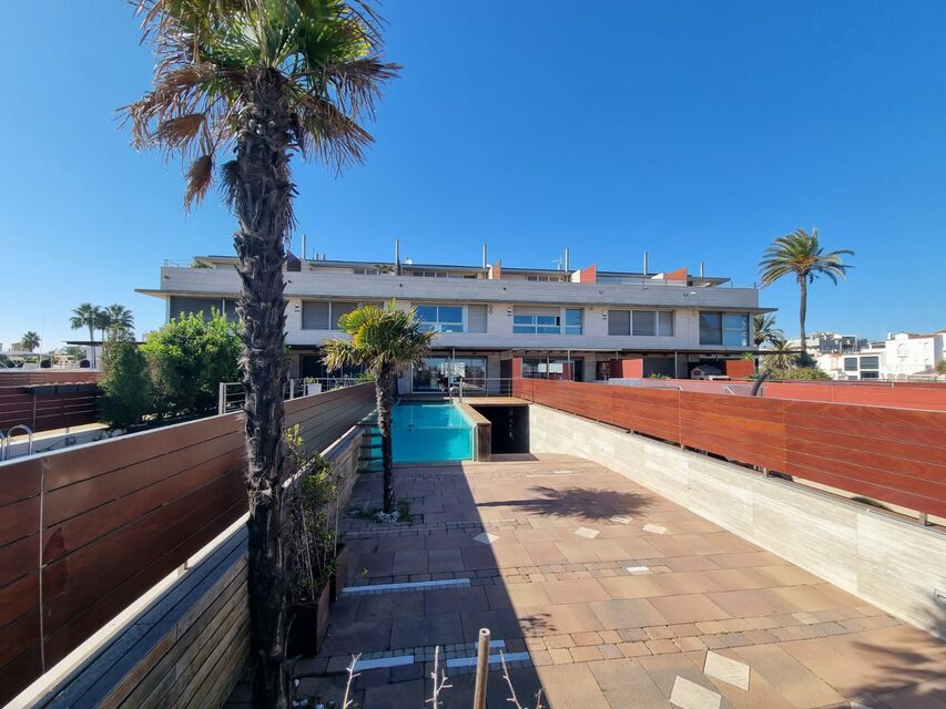 Fantástica y exclusiva villa con piscina y amarre en primera línea de mar