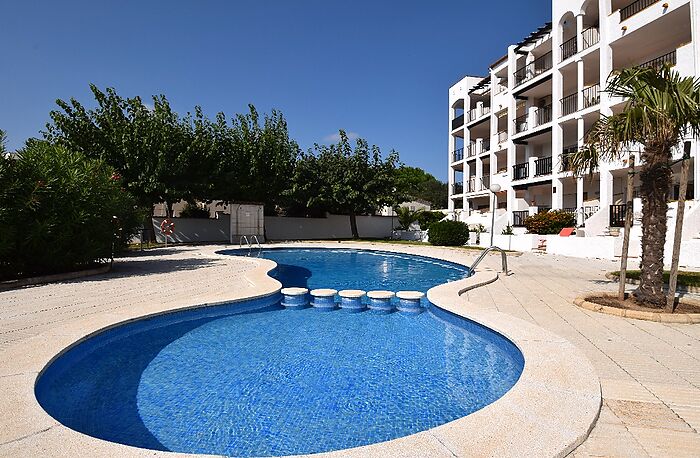 Encantador apartamento con terraza, vistas al canal y piscina