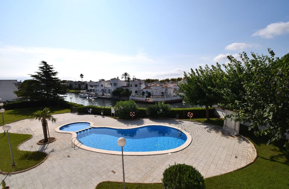 Preciós apartament amb terrassa, vistes al canal i piscina
