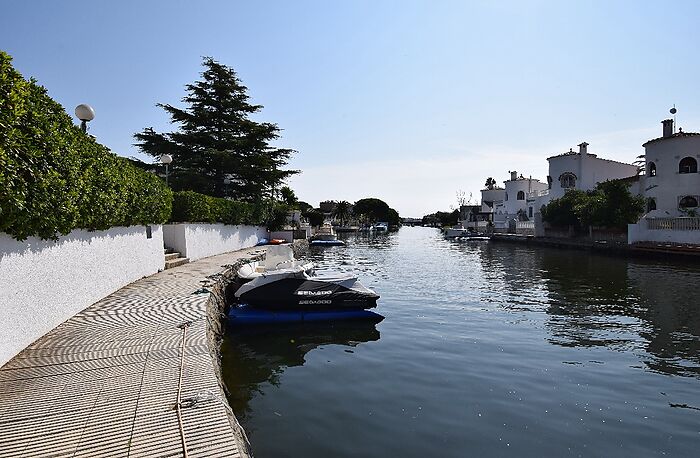 Preciós apartament amb terrassa, vistes al canal i piscina