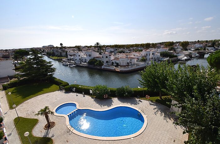 Preciós apartament amb terrassa, vistes al canal i piscina