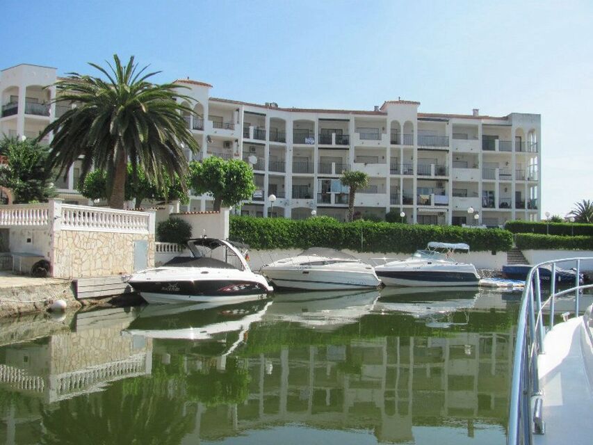 Encantador apartamento con terraza, vistas al canal y piscina