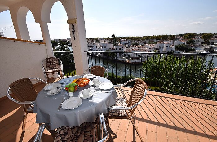 Preciós apartament amb terrassa, vistes al canal i piscina