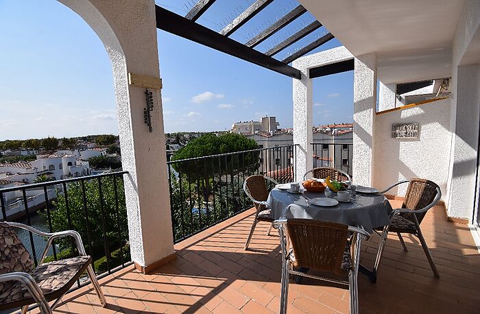 Encantador apartamento con terraza, vistas al canal y piscina