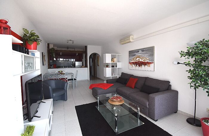 Encantador apartamento con terraza, vistas al canal y piscina