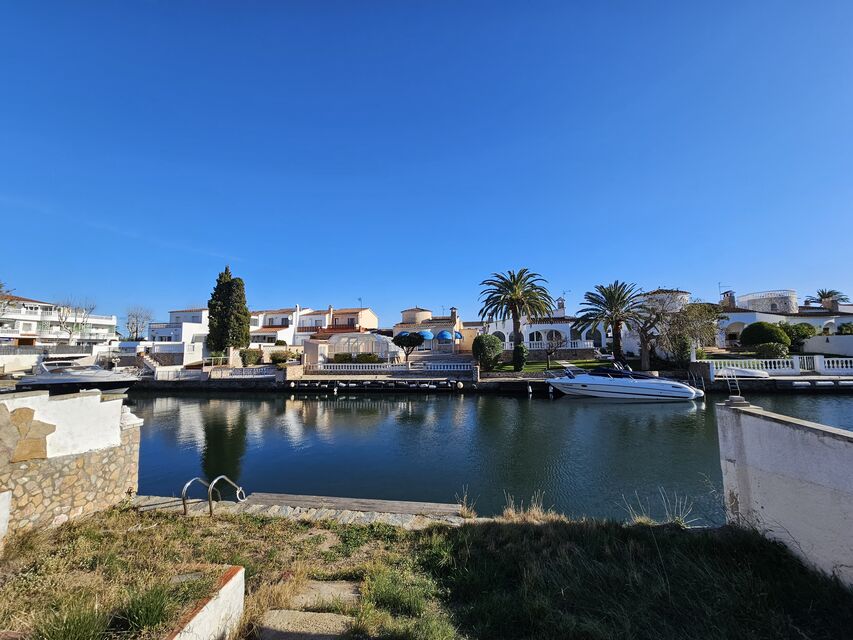 Opportunité unique : maison à rénover au bord du grand canal