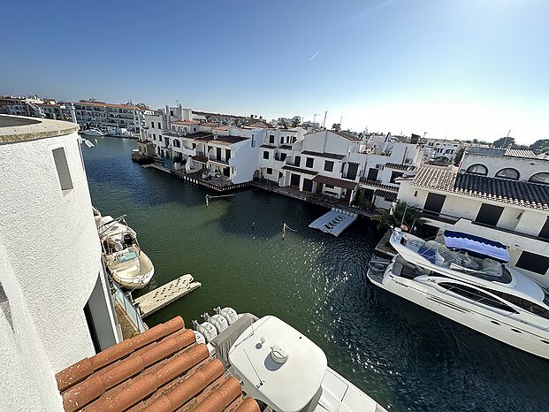 Lujosa casa con amarre antes de los puentes en Empuriabrava