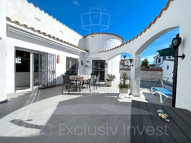 Wonderful holiday villa with private pool in a central, quiet location