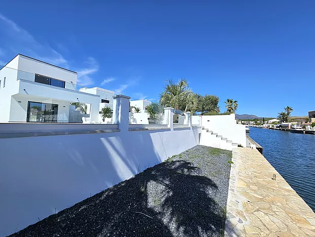Fantastic newly built villa on the wide canal of Empuriabrava