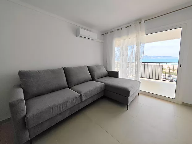 Delightful, renovated apartment with sea views in Empuriabrava