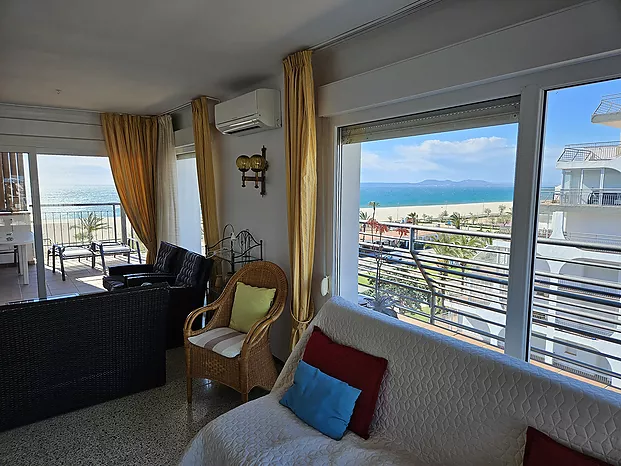 Fantastic holiday apartment with sea views on the main beach of Empuriabrava