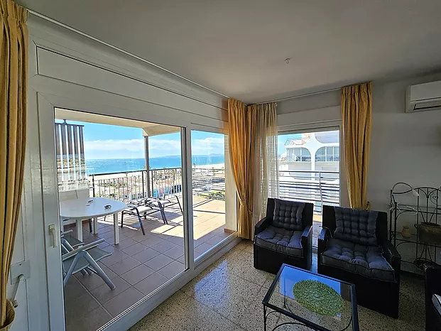 Fantastic holiday apartment with sea views on the main beach of Empuriabrava