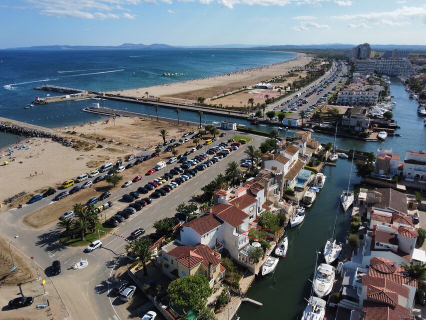 Fantàstica casa adossada amb amarratge de 8 m en primera línia de mar