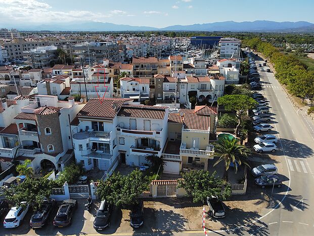 Fantastique maison mitoyenne avec amarre de 8 m en première ligne de mer