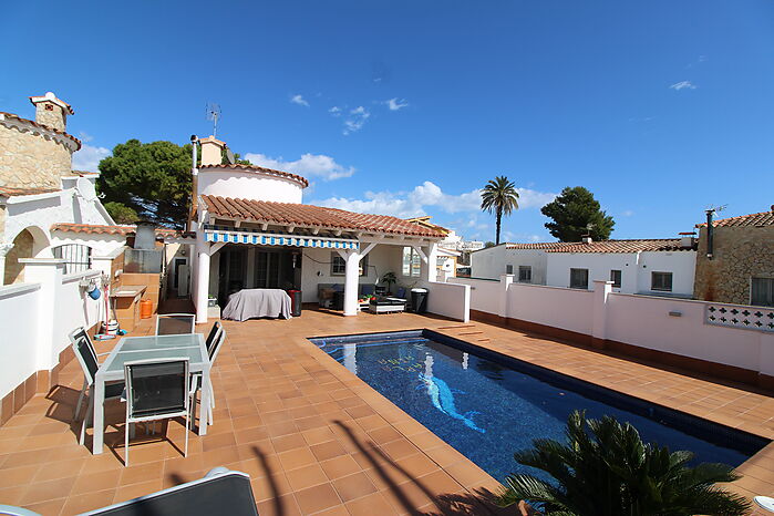 Fantástica casa en planta baja con piscina privada en Empuriabrava