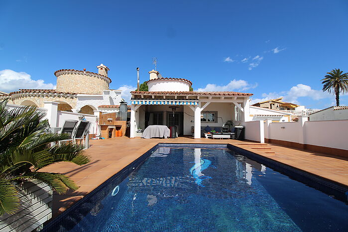 Fantástica casa en planta baja con piscina privada en Empuriabrava