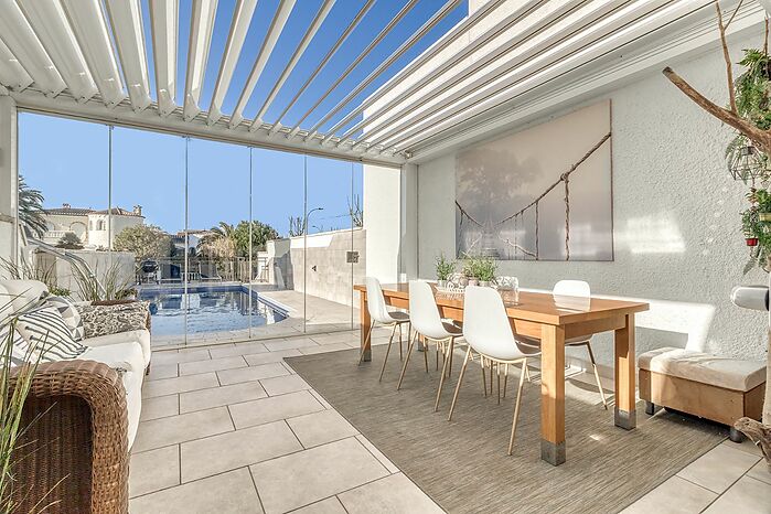 Terraced house with pool and boat mooring of 5 m