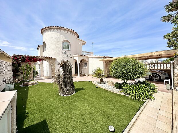 Casa con amarre y apartamento independiente en venta en Empuriabrava