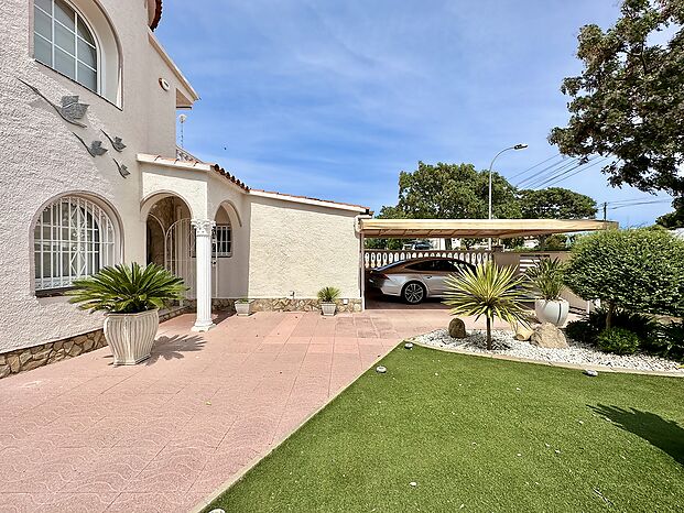 Casa con amarre y apartamento independiente en venta en Empuriabrava