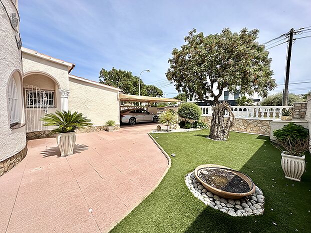 Casa con amarre y apartamento independiente en venta en Empuriabrava