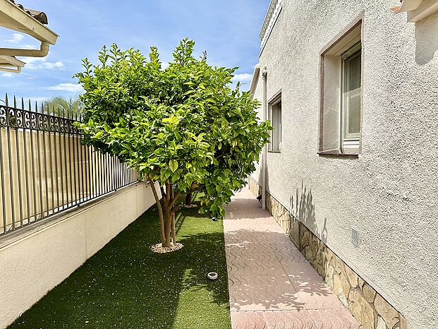Casa con amarre y apartamento independiente en venta en Empuriabrava