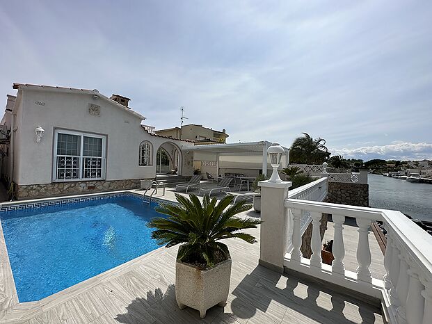 Casa con amarre y apartamento independiente en venta en Empuriabrava
