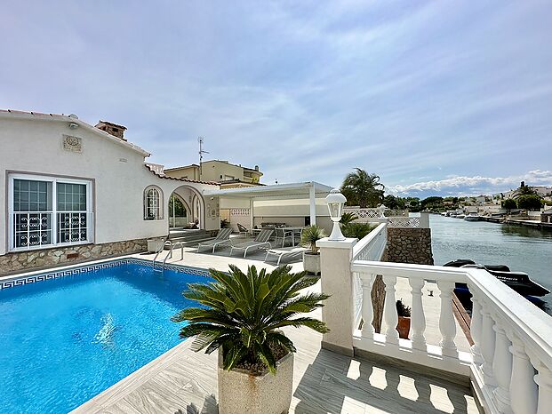 Casa con amarre y apartamento independiente en venta en Empuriabrava