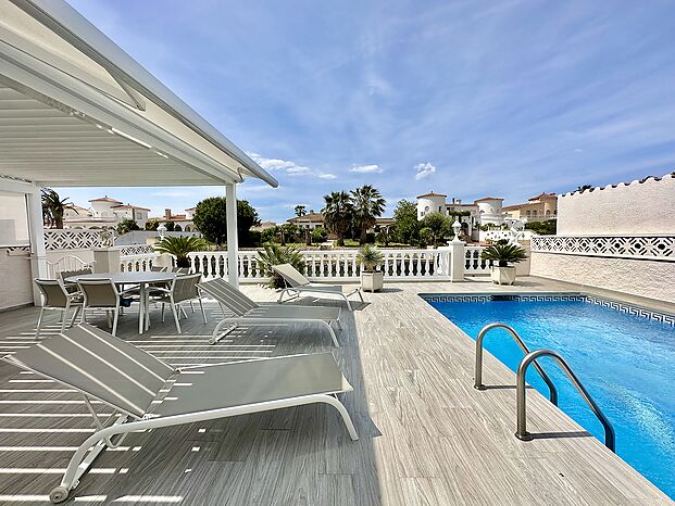 Casa con amarre y apartamento independiente en venta en Empuriabrava